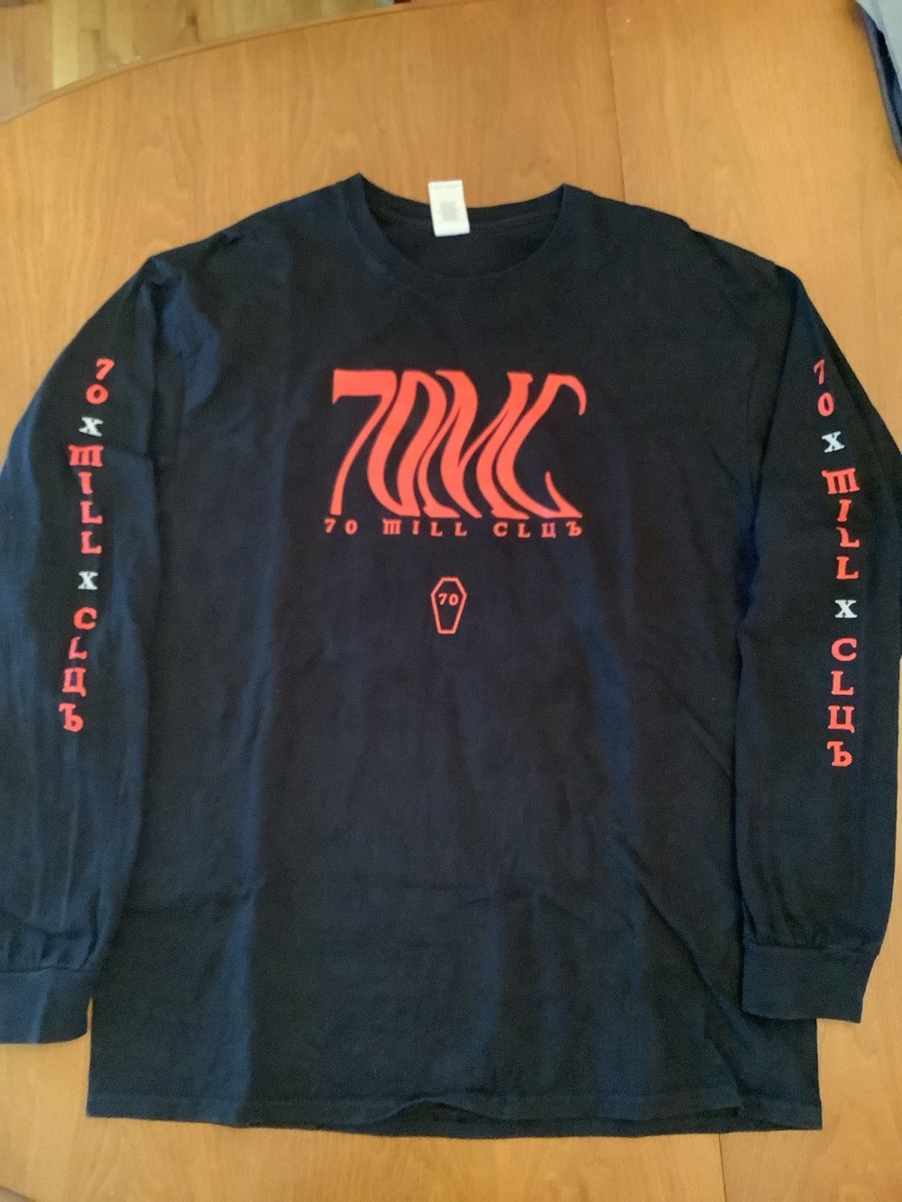 Men's Long Pie Die Pie 70 mill Club Sleeve Black Tee with Red Logo